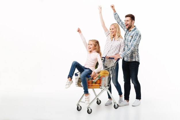 Retrato de cuerpo entero de una familia alegre