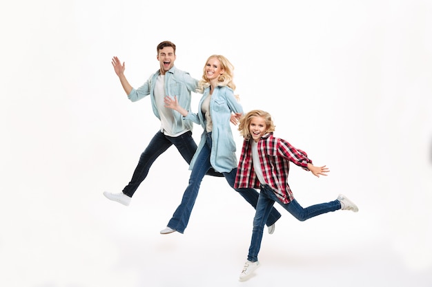 Retrato de cuerpo entero de una familia feliz y alegre