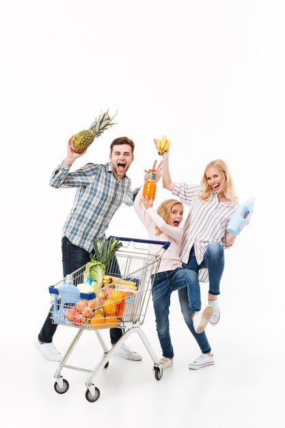 Retrato de cuerpo entero de una familia feliz divirtiéndose