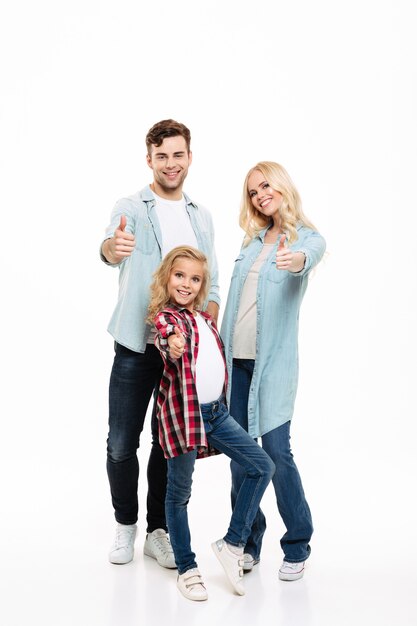 Retrato de cuerpo entero de una familia feliz y sonriente