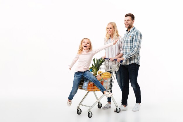 Retrato de cuerpo entero de una familia feliz