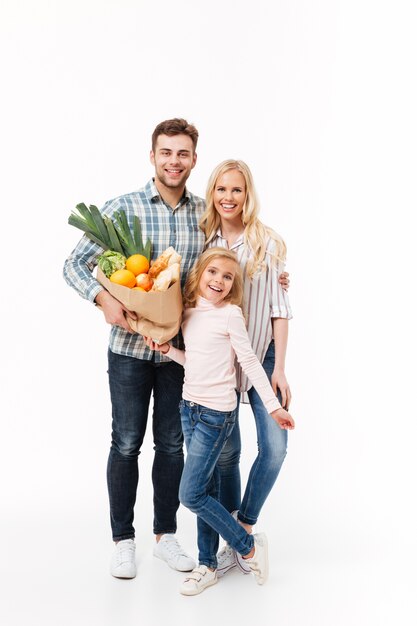 Retrato de cuerpo entero de una familia feliz