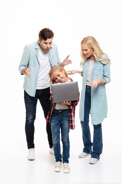 Retrato de cuerpo entero de una familia irritada