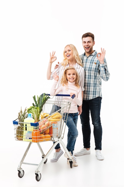 Retrato de cuerpo entero de una familia sonriente