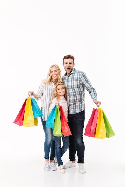 Retrato de cuerpo entero de una familia sonriente