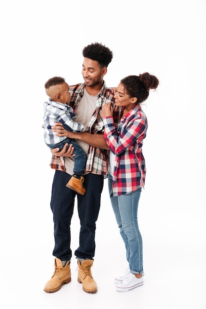 Retrato de cuerpo entero de una feliz familia africana joven