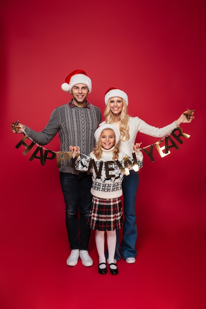 Retrato de cuerpo entero de una feliz familia joven alegre