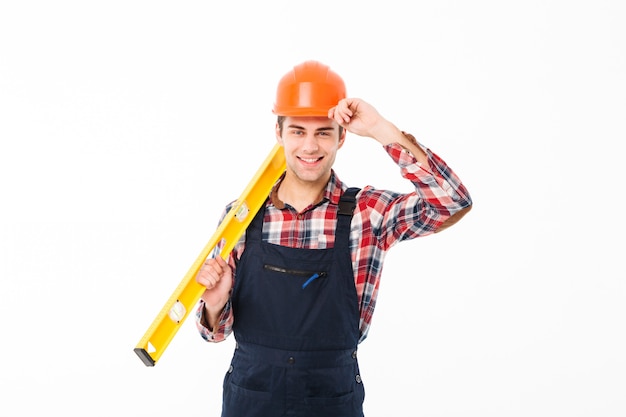 Foto gratuita retrato de cuerpo entero de un feliz joven constructor masculino