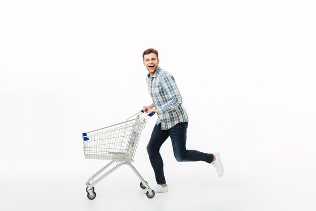 Retrato de cuerpo entero de un hombre feliz corriendo