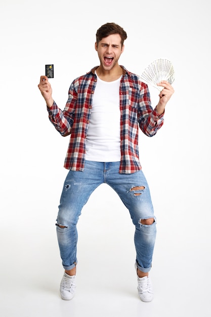 Retrato de cuerpo entero de un hombre feliz emocionado