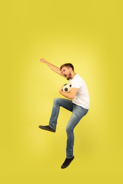 Foto gratuita retrato de cuerpo entero de hombre feliz saltando aislado en amarillo