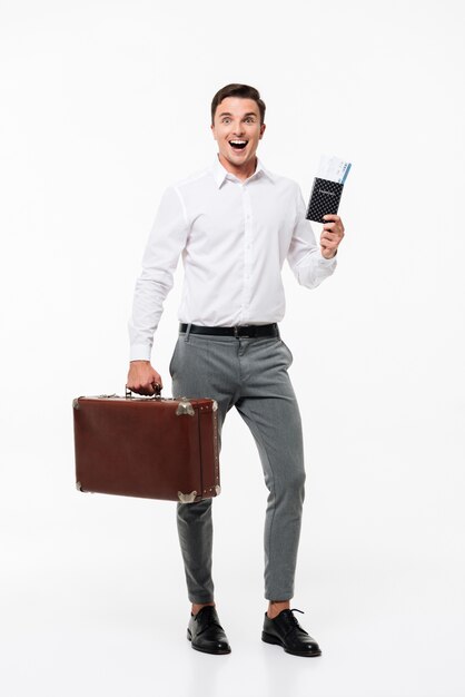 Retrato de cuerpo entero de un hombre feliz sonriente en camisa blanca