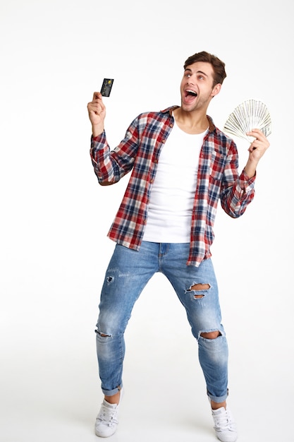 Retrato de cuerpo entero de un hombre sonriente feliz