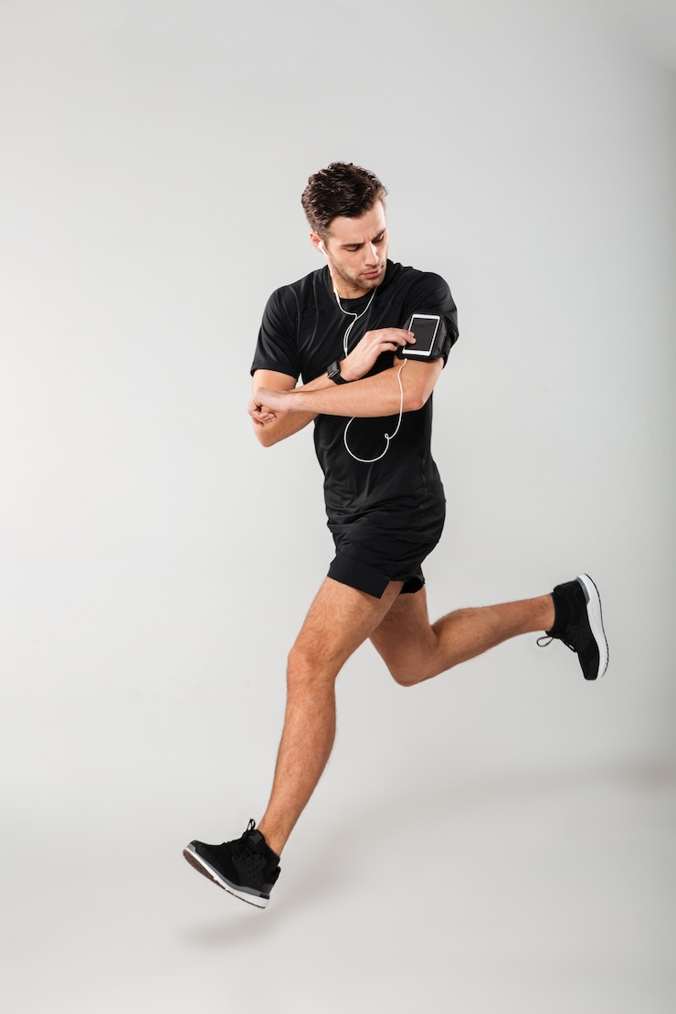 Foto gratuito retrato de cuerpo entero de un joven deportista guapo