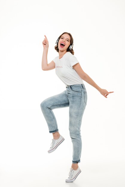 Retrato de cuerpo entero de una joven escuchando música