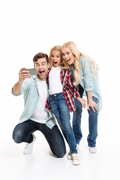 Retrato de cuerpo entero de una joven familia alegre