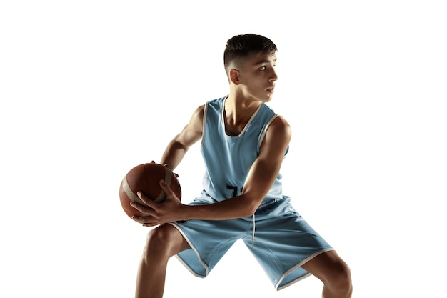 Retrato de cuerpo entero de joven jugador de baloncesto con una pelota aislada en blanco