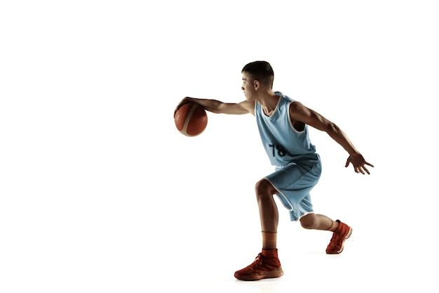 Retrato de cuerpo entero de joven jugador de baloncesto con una pelota aislada en blanco