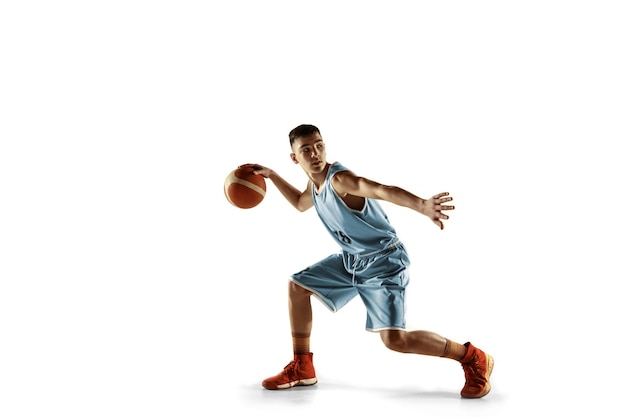 Retrato de cuerpo entero de joven jugador de baloncesto con una pelota aislada en blanco