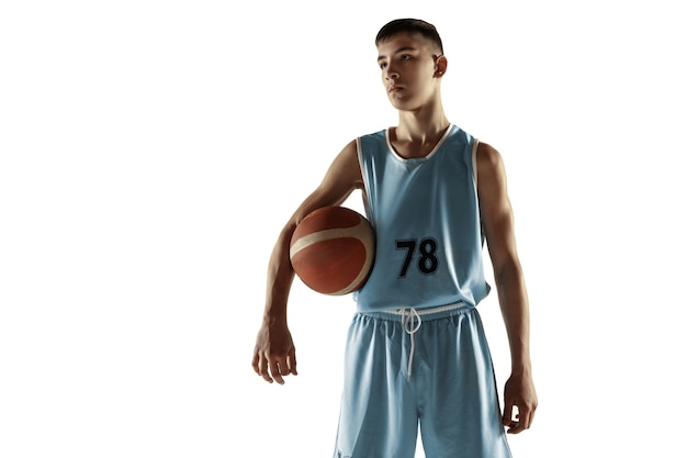 Retrato de cuerpo entero de joven jugador de baloncesto con una pelota aislada en blanco