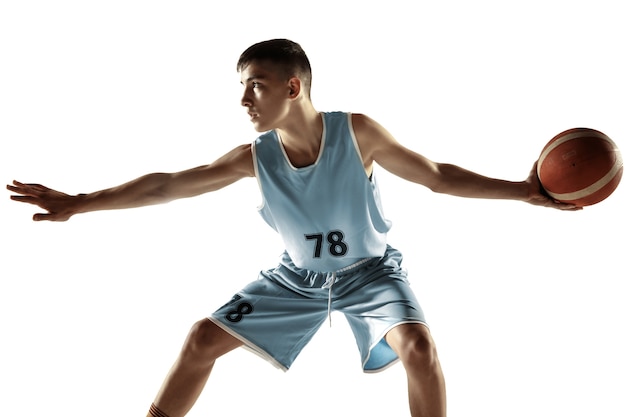 Retrato de cuerpo entero del joven jugador de baloncesto con una pelota aislada en el espacio en blanco