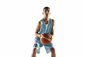 Foto gratuita retrato de cuerpo entero del joven jugador de baloncesto con una pelota aislada en el espacio en blanco