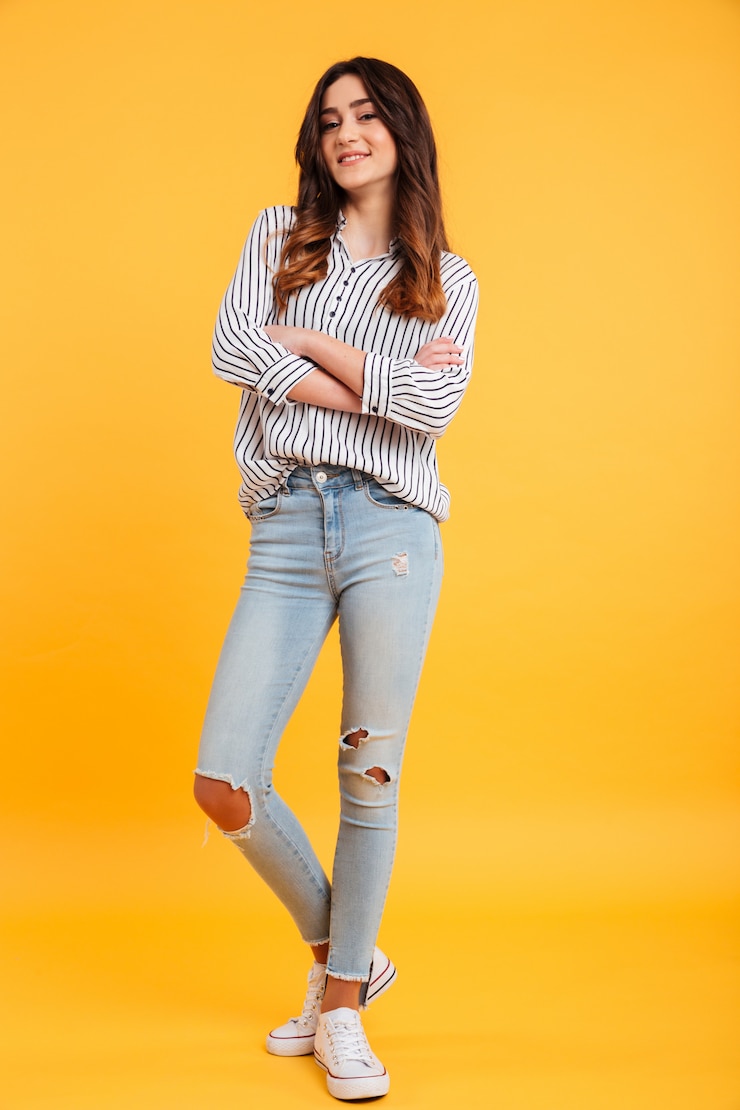 Foto gratuito retrato de cuerpo entero de una joven sonriente de pie