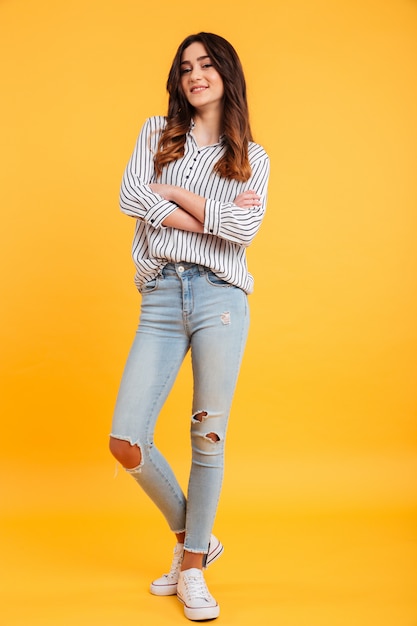 Retrato de cuerpo entero de una joven sonriente de pie