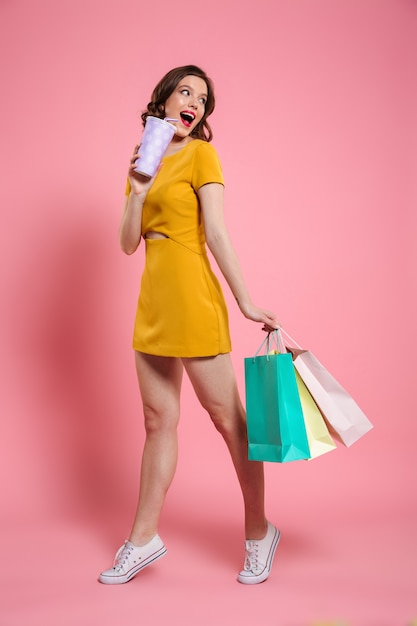 Retrato de cuerpo entero de una joven sonriente en vestido