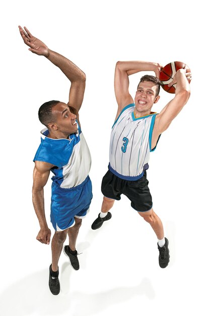 Retrato de cuerpo entero de un jugador de baloncesto con balón