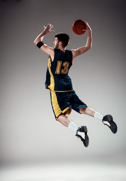 Foto gratuita retrato de cuerpo entero de un jugador de baloncesto con pelota