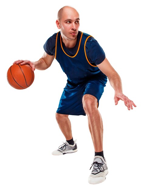 Retrato de cuerpo entero de un jugador de baloncesto con pelota