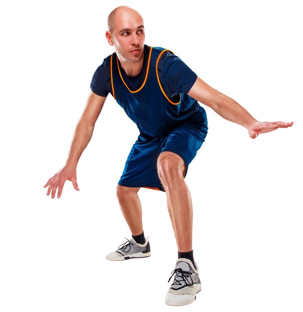 Retrato de cuerpo entero de un jugador de baloncesto con pelota