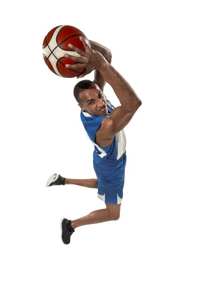 Retrato de cuerpo entero de un jugador de baloncesto con pelota