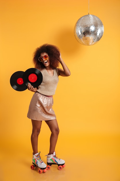 Retrato de cuerpo entero de una mujer afroamericana emocionada