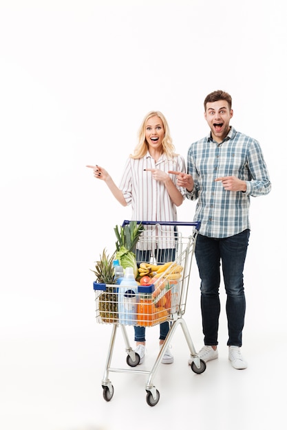 Retrato de cuerpo entero de una pareja feliz