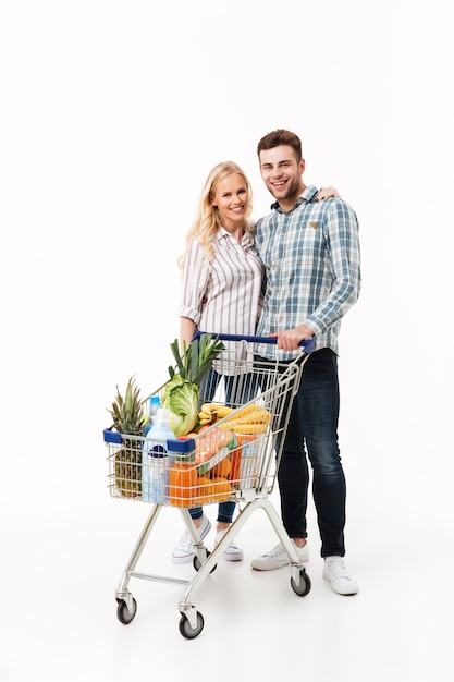 Retrato de cuerpo entero de una pareja sonriente