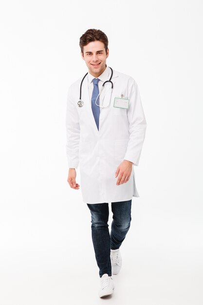 Retrato de cuerpo entero de un seguro joven médico masculino