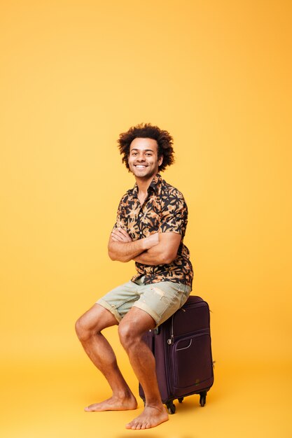 Retrato de cuerpo entero de un sonriente joven afroamericano