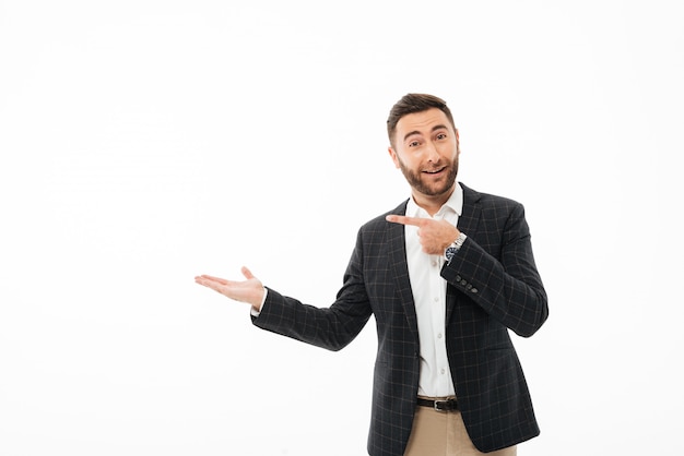 Retrato de un dedo acusador confiado hombre feliz