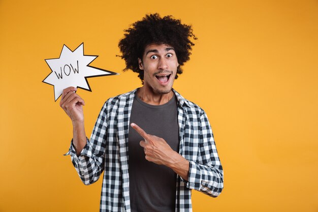 Retrato de un dedo acusador feliz hombre africano emocionado