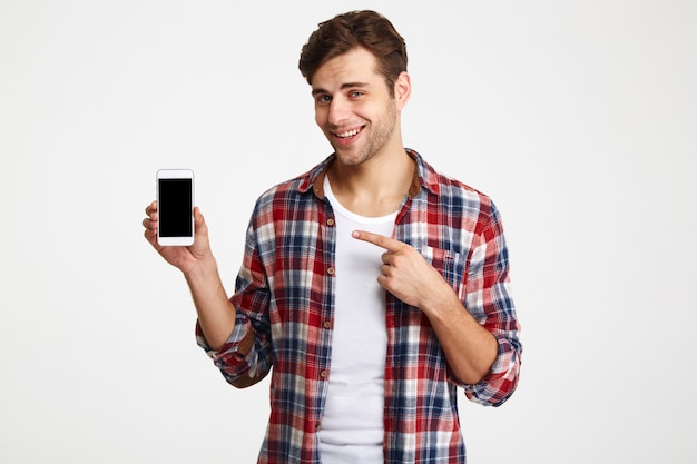 Foto gratuita retrato de un dedo acusador joven feliz