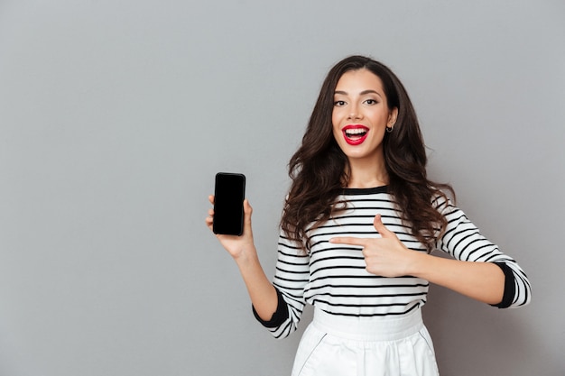 Retrato de un dedo acusador de mujer alegre