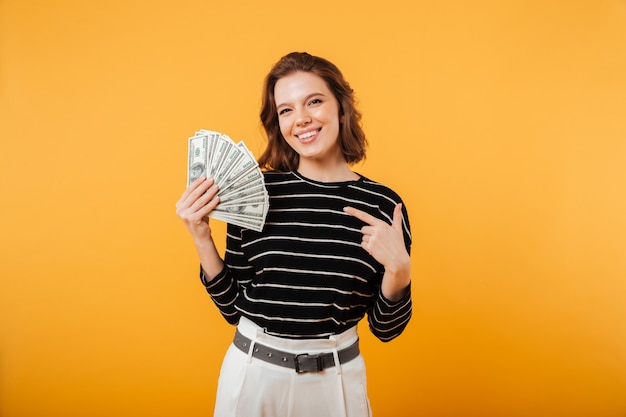 Foto gratuita retrato de un dedo acusador de mujer feliz