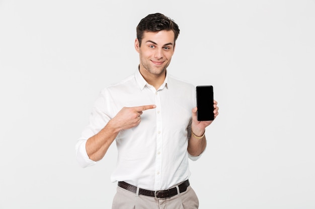 Retrato de un dedo acusador sonriente hombre alegre