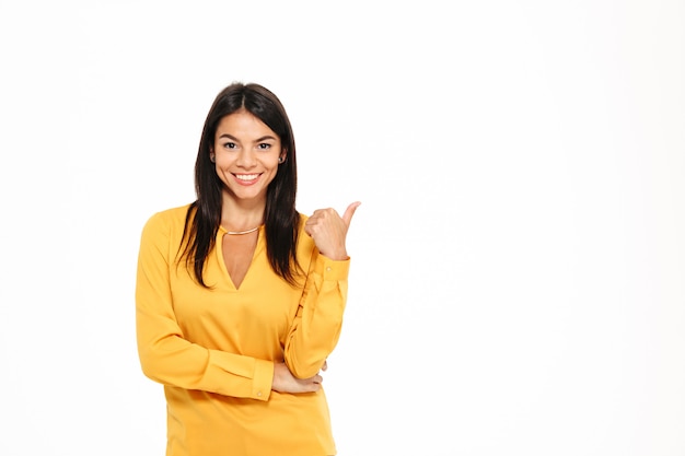 Retrato de un dedo acusador sonriente mujer atractiva