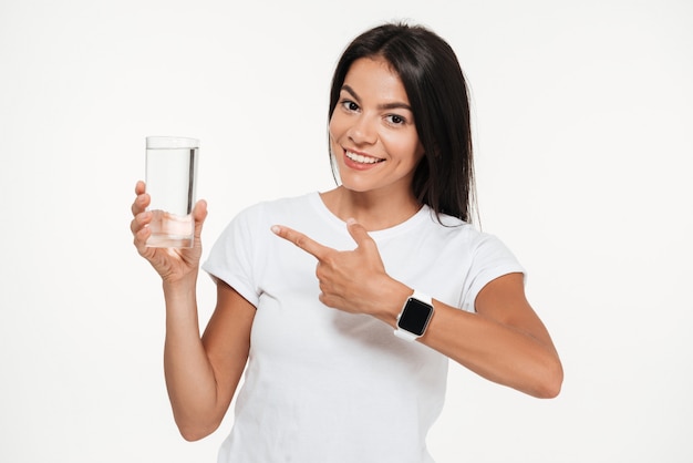 Foto gratuita retrato de un dedo acusador sonriente mujer en forma