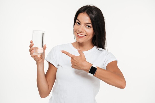 Retrato de un dedo acusador sonriente mujer en forma