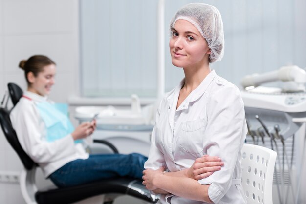 Retrato de dentista orgulloso en la clínica