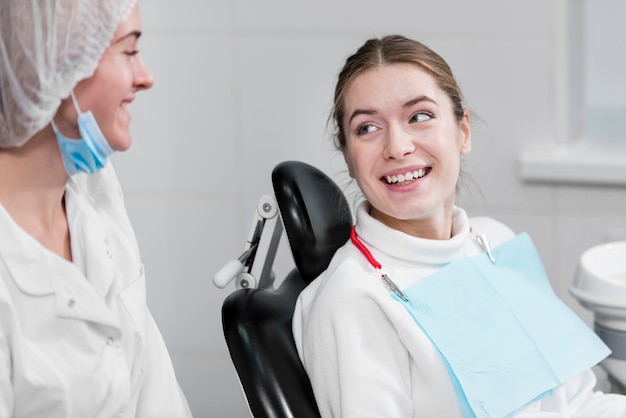 Retrato de dentista y paciente sonriendo